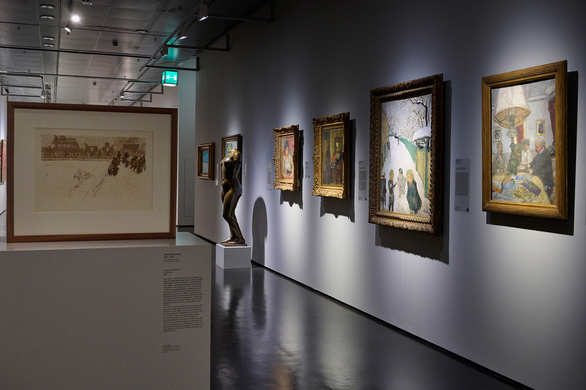 Ausstellungsansicht u.a. mit Gemälden von Bonnard, Renoir und Vuillard 
