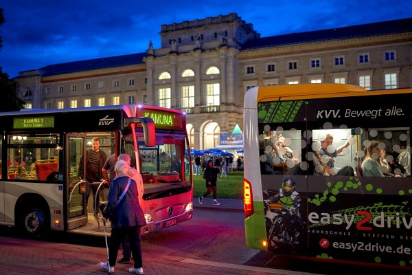 Zwei Busse vor dem Naturkundemuseum mit der Aufschrift KAMUNA