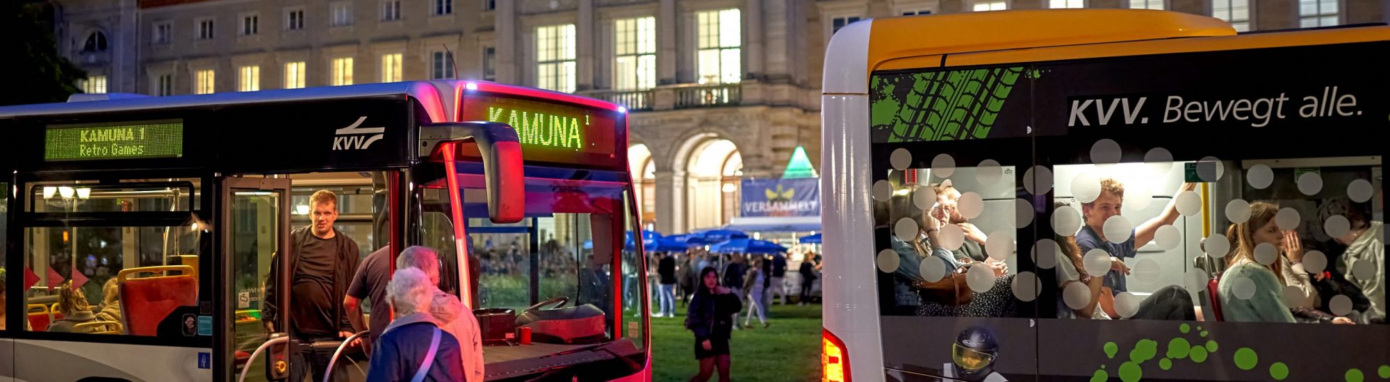 Zwei Busse vor dem Naturkundemuseum