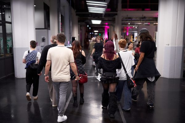 Besuchergruppe von hinten fotografiert in einem Lichthof des ZKM